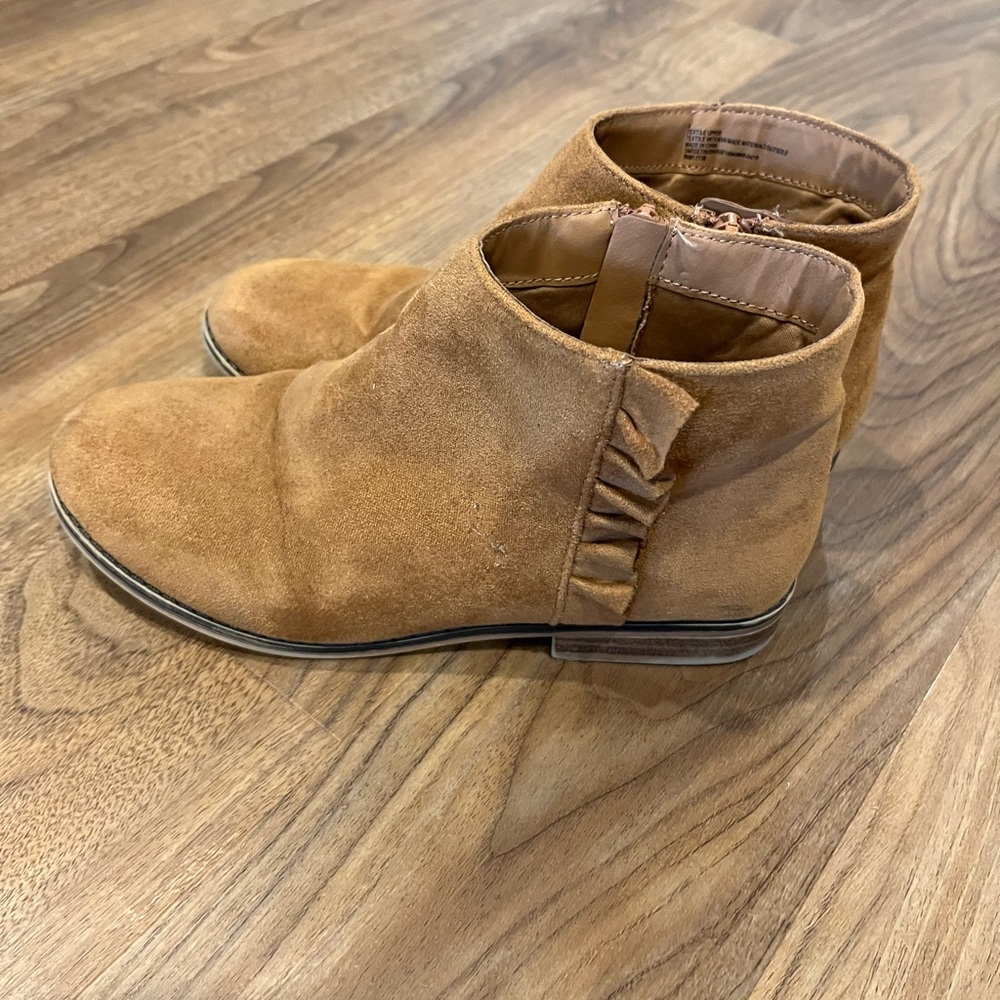 Girls cat and Jack short brown boot with ruffle size 4 EUC